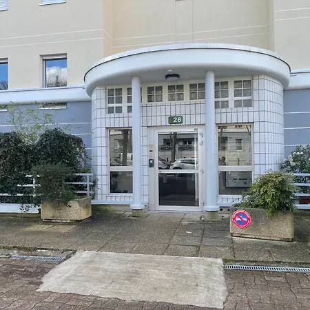 Duplex With Private Garden, Access Paris And Lägenhet